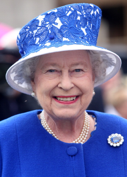 Эволюция шляпок королевы Елизаветы: от платков до перьев