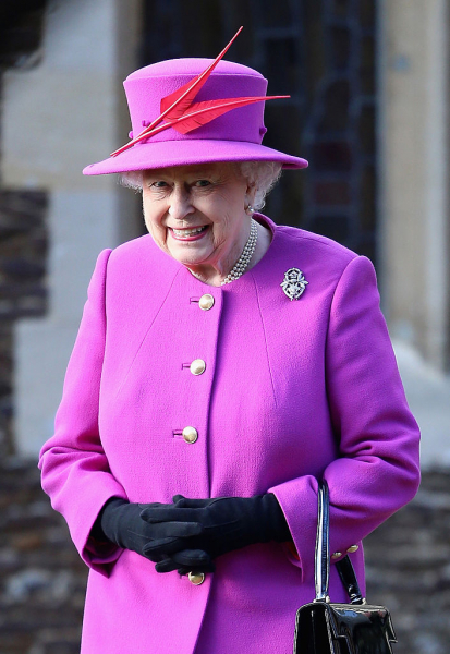 Эволюция шляпок королевы Елизаветы: от платков до перьев