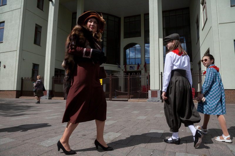 Нам не понять: зачем женщины в СССР носили комбинацию под платье