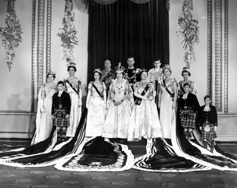 Главный наряд в жизни: история коронационного платья Елизаветы II
