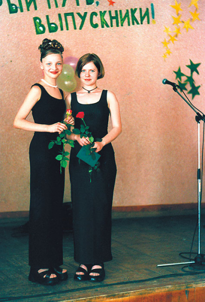 Вилкова, Арзамасова и еще 13 звезд в выпускных платьях: архивные фото