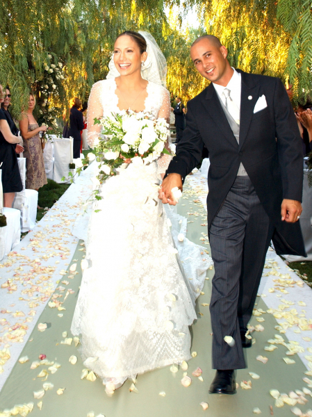 Привычка жениться: 4 мужа и 6 свадебных платьев Дженнифер Лопес — какое вам нравится больше?