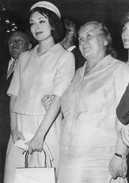 «Стиль бабушки» и роскошные шубы: как одевались первые леди СССР