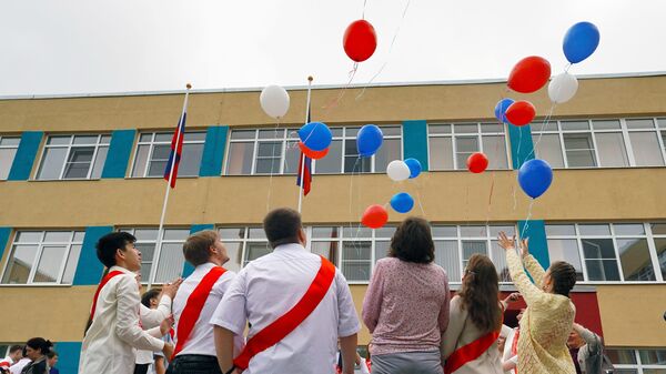 Почти два миллиона российских школьников уже отпраздновали последний звонок