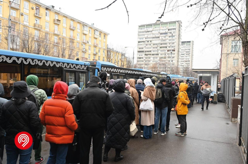 Волонтеры раздают еду и напитки донорам крови в Москве