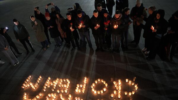 Волонтеры раздают еду и напитки донорам крови в Москве